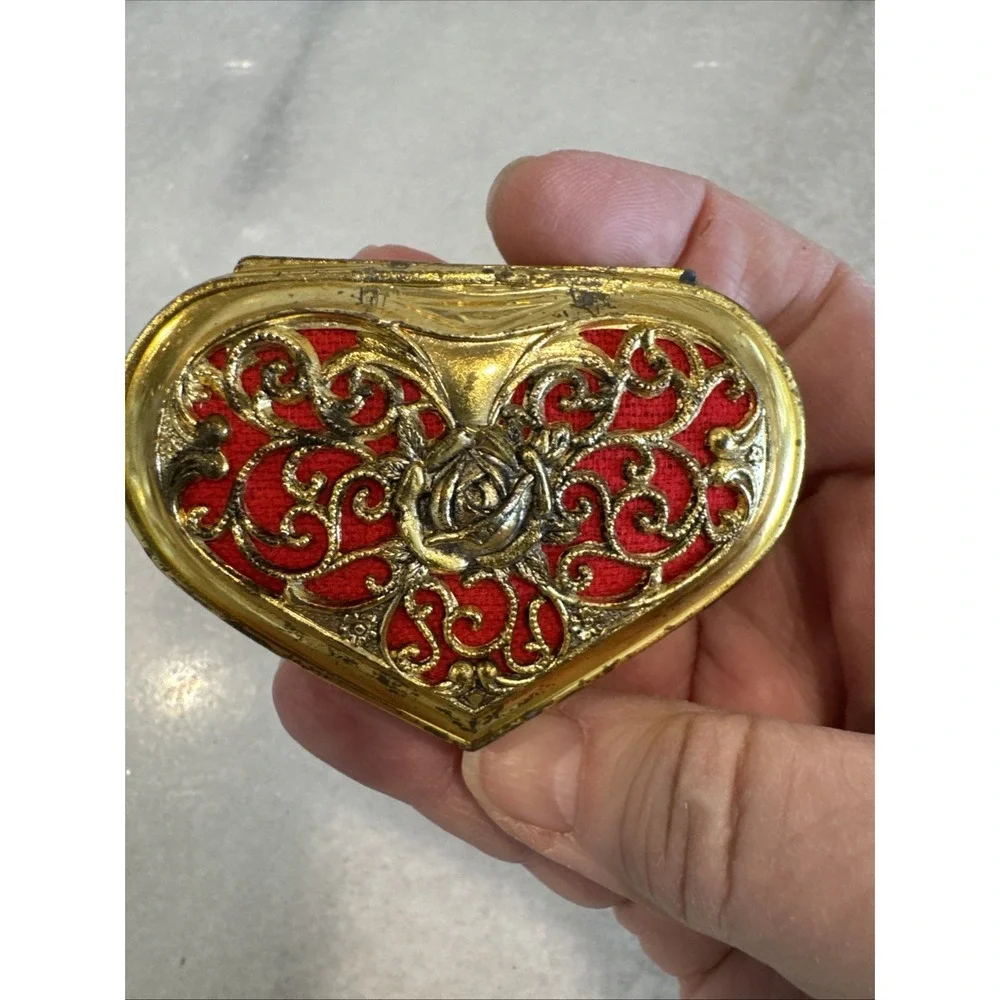Vtg Heart Shape Trinket Box Gold‎ Filigree 3 Footed Jewelry Valentine